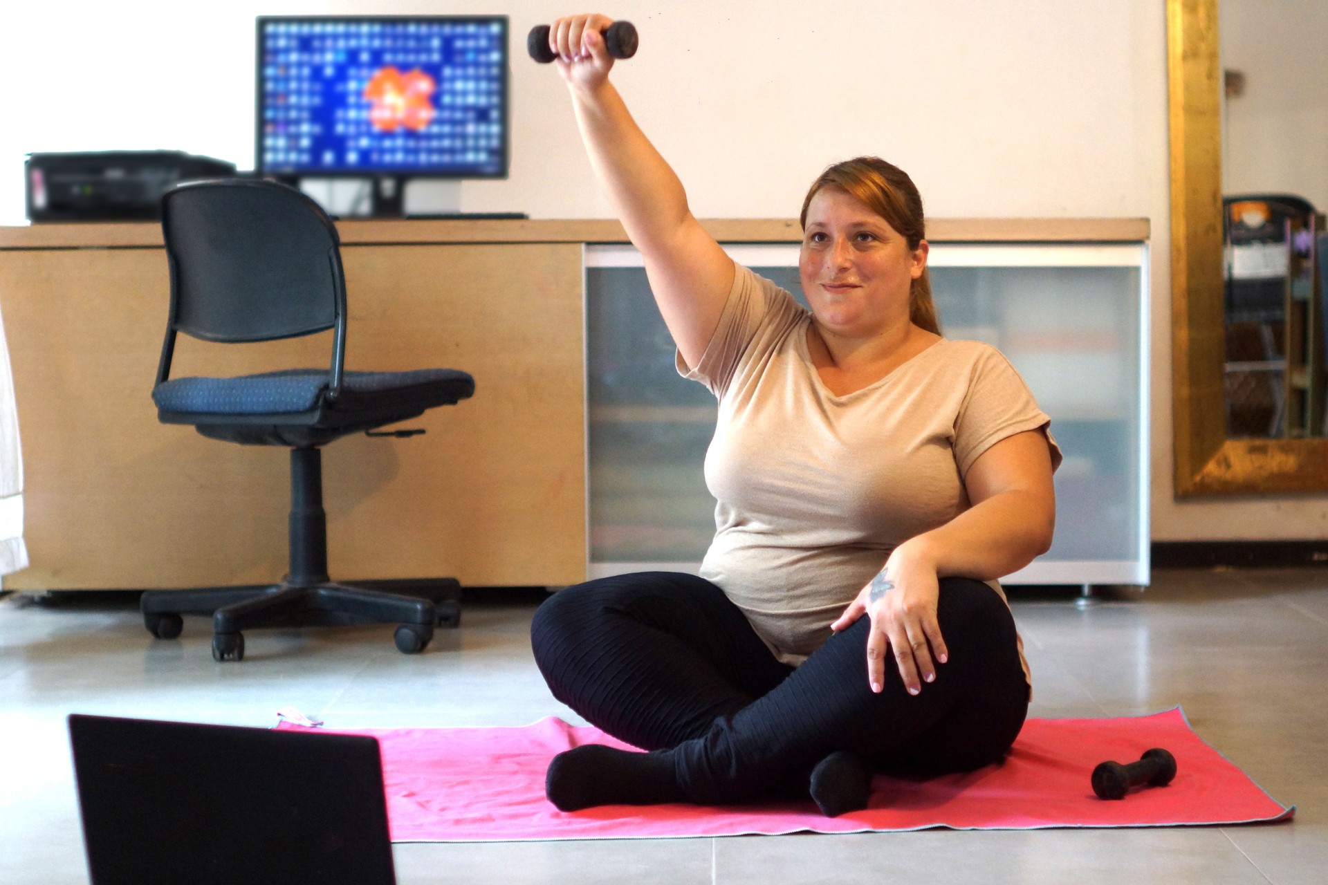 mujer haciendo gimnasia online